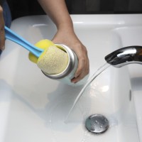 Éponge en microfibre double face pour nettoyer les tasses et les bouteilles avec poignée en plastique, y compris une éponge de rechange IKUK