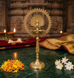 Lampe à huile Diya en laiton en forme de paon, traditionnelle pour la Puja hindoue, la décoration des temples, le festival Diwali et la décoration intérieure - Product Image 4