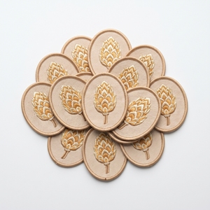 Badge rectangulaire en coquille de noix sculptée, personnalisable en gros, avec bordure marron sergé blanc cassé, appliqué - Product Image 5