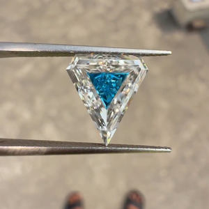 Diamant cultivé en laboratoire en forme de triangle inversé |   Diamant taille trillion avec centre bleu |   Diamant géométrique non monté pour bague personnalisée - Product Image 3