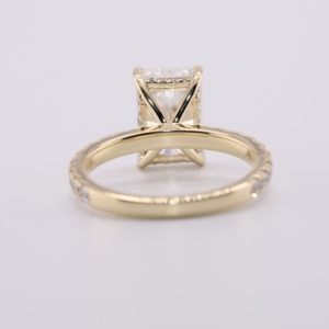 Bague de fiançailles classique glamour en or avec diamant de laboratoire taille radiant, pavé français, solitaire, monture cathédrale, bijoux fins sur mesure - Product Image 2