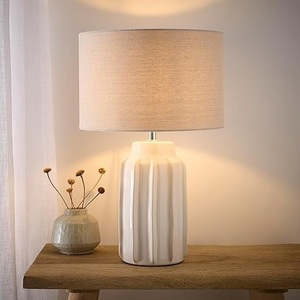 Lámpara de Mesa de Cerámica Acanalada de Lujo con Detalles Verticales Esculpidos, Iluminación Ambiental Premium y Atractivo Decorativo Contemporáneo para el Hogar - Product Image 3
