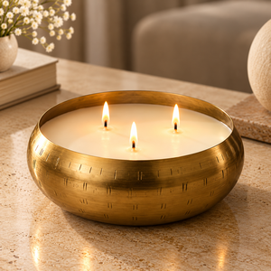 Vela Decorativa Moderna de Cera de Soja Hecha a Mano, Ecológica y Orgánica, en Recipiente Metálico Dorado, 22.5 x 5 cm, Marca BuildtoSuit Crown - Product Image 1