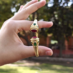 Pulsera de moda al por mayor con rubí, jade y cuarzo esmeralda, brazalete abierto estilo bohemio chapado en oro de 18k - Product Image 4