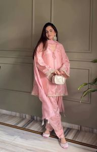 ชุดคุर्ตาฟาร์ชีผ้าไหมกิมมี่สีชมพูสำหรับงานปาร์ตี้  ตกแต่งด้วยลูกไม้หรูหรา แขนยาว พร้อมผ้าคลุมไหล่  แห้งเร็ว ไม่ยับง่าย - Product Image 1
