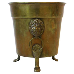Macetero vintage de latón con cabeza de león, estilo caldero, con patas, tipo olla para chimenea - Product Image 1