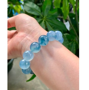 Bracelet en résine fait main avec un design décoratif haut de gamme, accessoire de mode moderne pour rehausser le style au quotidien - Product Image 3