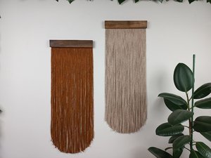 Décoration murale bohème en bois fait main avec franges à pompons, tons terre naturels, forme irrégulière, tapis en tissu - Product Image 3