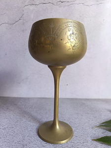 Gobelet en métal gravé finition or vintage, calice floral orné, coupe à vin décorative, présentoir de table classique, décoration de luxe pour la maison - Product Image 3