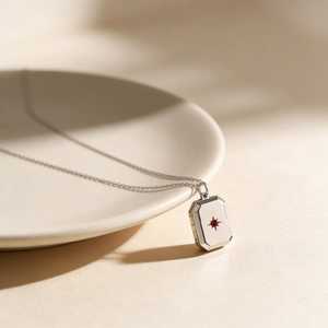 Nuevo Colgante Unisex de Plata de Ley 925 Maciza con Baño de Rodio, Estilo Neo-Gótico, con Granate en Marco Abierto, Joyería Fina Hecha a Mano - Product Image 1