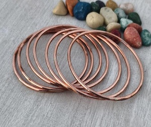 Bracelets magnétiques martelés en cuivre pur 99,99 % plaqué or, en laiton, vente en gros de bijoux artisanaux en métal F S International - Product Image 1