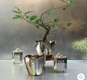 Jardinières décoratives en acier inoxydable avec motif floral, style traditionnel - Product Image 1