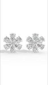 Boucles d'oreilles clous en or 18 carats avec diamants taille poire et motif floral, bijoux de luxe, fournisseur en gros - Product Image 3