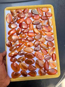Fournisseur indien d'agate rouge rayée, pierres naturelles polies pour bracelets, colliers et bijoux artisanaux, disponible à la vente - Product Image 1