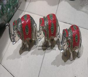 Ensemble de 3 statues d'éléphants sculptées en métal (9/11/13 cm) – Artisanat en pierre pour la décoration intérieure – Vente en gros Inde – Décorations en aluminium - Product Image 2