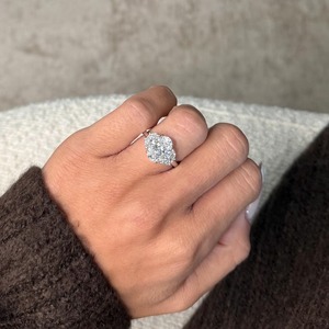 Anillo de Compromiso y Boda con Tres Diamantes Cultivados en Laboratorio, Corte Ovalado, 4 TCW, Media Luna, Oro Sólido de 14k, Certificado IGI - Product Image 1