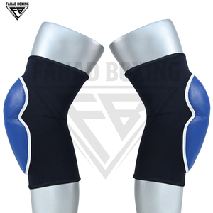 Coudières ergonomiques noires et bleues respirantes et absorbant les chocs pour l'entraînement en contact total et les clubs de combat - Product Image 4
