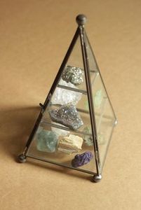 Organisateur de bijoux en forme de pyramide dorée avec étagères en verre et structure métallique pour le rangement des colliers et des bagues - Product Image 2