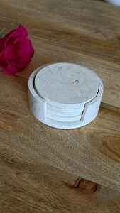 Juego de cuatro posavasos y soportes de Jesmonite hechos a mano, efecto mármol beige, decoración neutra para el hogar - Product Image 3