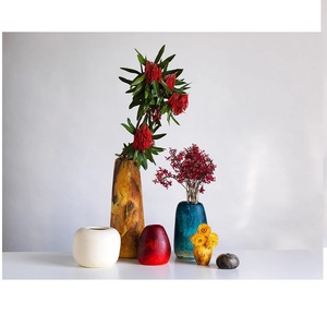 Vase de table en résine vert clair écologique MOON RISE CRAFT, technique de raffinage du caoutchouc, motif rayé, forme irrégulière - Product Image 1