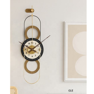 Horloge murale en laiton, design floral, horloge murale en métal doré, luxe décoratif et de forme ronde - Product Image 3