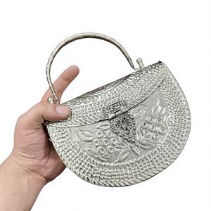Bolso de mano de metal de lujo con grabado personalizado, asa desmontable, de latón premium, para mujer, ideal para regalo, venta al por mayor - Product Image 1