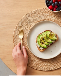 Ensemble d'ustensiles de table en acier inoxydable poli cuivré avec manches couleur moutarde, parfait pour les repas quotidiens et les occasions spéciales - Product Image 5