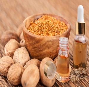 Aceite Esencial de Nuez Moscada al por Mayor OEM, Aceite de Myristica fragrans Destilado al Vapor de Alta Aroma para Difusores, Velas y Cosméticos - Product Image 1