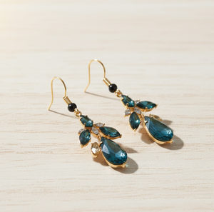 ต่างหูเงินแท้ 925 ประดับลาบราโดไรต์ทรงหยดน้ำ พร้อมพลอยทรงมาร์คีส์ |   ชุบทอง 18K |   รูปทรงลูกแพร์มาร์คีส์ |   เครื่องประดับขนาด 5 นิ้ว - Product Image 3