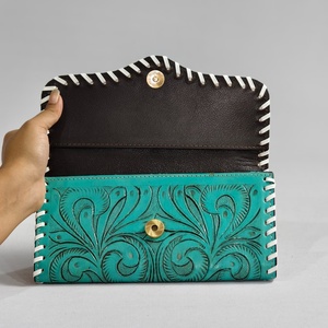 Cartera Larga de Mujer Hecha a Mano con Cierre Plegable, Cuero Genuino Turquesa Repujado, Estilo Bohemio - Product Image 4
