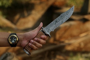 Couteau Bowie artisanal en acier Damas d'A&M ENTERPRISES, avec étui en cuir, manche robuste, pour la survie, le camping et les usages professionnels. - Product Image 4