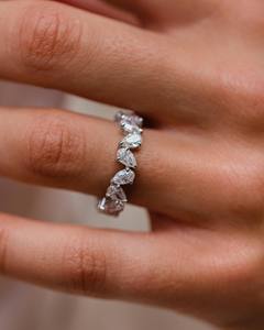 Anillo de eternidad con diamantes cultivados en laboratorio de corte pera norte-sur de 2.00 TCW, certificado por IGI - Product Image 1