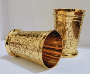 Vaso de agua de latón grabado a mano con diseño floral tradicional para beber agua, jugo, leche, vino, ideal para hoteles, restaurantes y cocinas. - Product Image 3