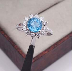 Anillo de compromiso de lujo Halo con topacio azul, chapado en oro de 14K sobre plata de ley, para mujer, diseño de piedra de nacimiento de noviembre - Product Image 1