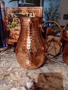 Ensemble de carafes en cuivre pour un service d'eau raffiné et élégant, avec verres, durable et réutilisable, pour la cuisine. - Product Image 1