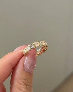 Anillo de Eternidad con Diamantes Cultivados en Laboratorio y Esmeraldas - Anillo de Boda con Diamantes y Esmeraldas de 1.86 TCW en Oro Sólido - Product Image 2