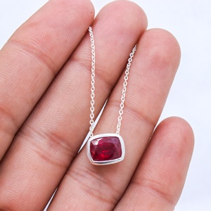 จี้เงินแท้ 925 ประดับทับทิมทรงคุชชั่นเจียระไนแบบเหลี่ยม พร้อมสร้อยคอ Memoria Jewels ขายส่ง - Product Image 6