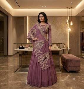 Tenue de fête en georgette, lehenga choli avec veste brodée style shrug et design ethnique traditionnel - Product Image 1