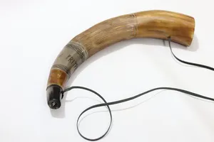 Corneta Vikinga Hecha a Mano con Cuerno Natural de Vaca y Buey, Diseño Simple de Trompeta con Motivos Nórdicos en Cuero por NS Overseas - Product Image 4
