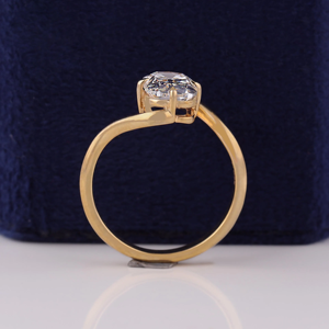 Bague de fiançailles classique en or jaune avec diamant taille coussin pour femme - Product Image 5