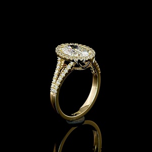 Anillo de compromiso de oro amarillo de 14K con halo y tallo dividido, con diamante cultivado en laboratorio de corte ovalado de 1.5 quilates certificado por IGI, joyería fina - Product Image 4