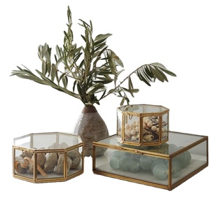 Ensemble de 3 boîtes de présentation de bijoux en verre, boîtes de rangement hexagonales avec cadre métallique et panneaux en verre transparent pour organiser les accessoires - Product Image 1