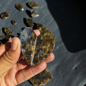 Cœur de Labradorite Premium Sculpté et Poli – Cristal de Guérison en Gros - Product Image 1