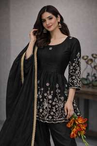 Ensemble de créateur élégant et magnifique pour femme, brodé et orné de motifs complexes - Product Image 4