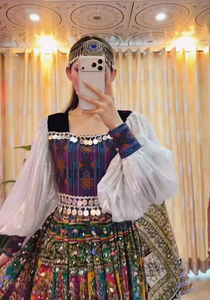 Magnifique robe afghane vintage en mousseline de soie à manches longues, ensemble ethnique avec broderie miroir et broderie fine, offrant un style élégant - Product Image 5