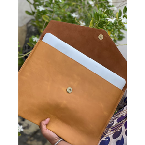 Housse d'ordinateur portable en cuir véritable faite à la main Al-Amir, étui de protection RFID personnalisé avec logo monogramme, style enveloppe - Product Image 4