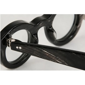 Lunettes de vue rondes en corne de buffle, fabriquées à la main, écologiques, style artisanal moderne - Product Image 2