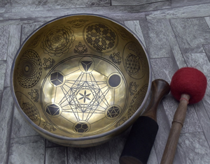 Cuenco tibetano de latón hecho a mano con grabado de mandala de geometría sagrada, mazo de madera, golpeador de fieltro rojo y bordado naranja - Product Image 5