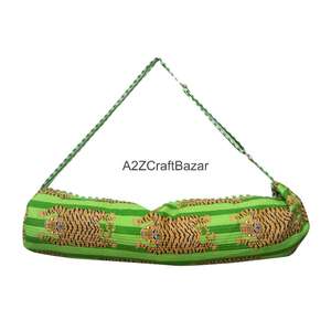 Sac de week-end matelassé en coton imprimé floral, style bohème moderne, pour yoga et plage, avec patchs et motifs imprimés à la main, écologique et durable - Product Image 4