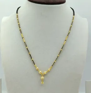 Elegante Collar Mangalsutra con Cuentas Doradas y Negras con Colgante Decorativo, Joyería India para Bodas - Product Image 1